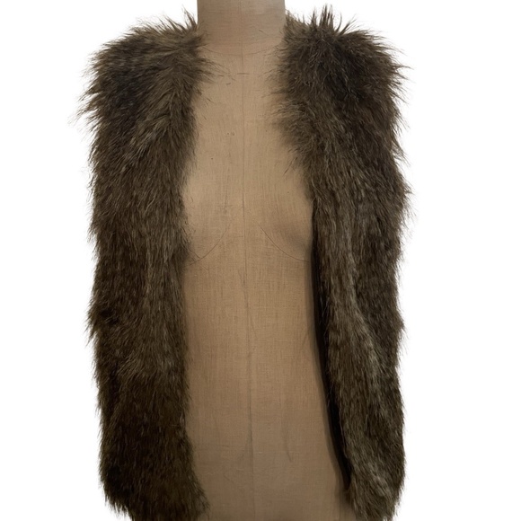 NWT H&M Faux Fur Vest SIZE 4 - Reg Price $39.99 - Picture 2 of 5